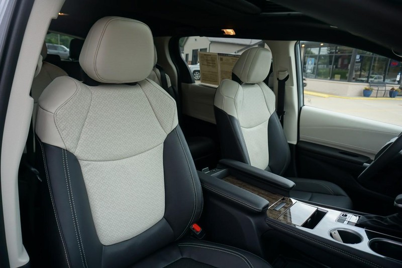 Toyota Sienna Vehicle Full-screen Gallery Image 36