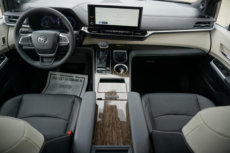 Toyota Sienna Vehicle Full-screen Gallery Image 37