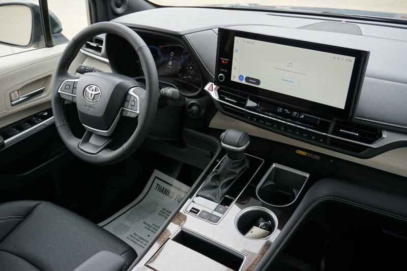 Toyota Sienna Vehicle Full-screen Gallery Image 40
