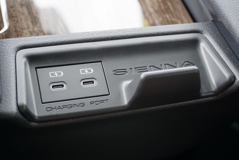 Toyota Sienna Vehicle Full-screen Gallery Image 42