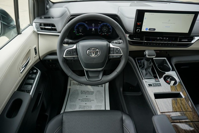 Toyota Sienna Vehicle Full-screen Gallery Image 45