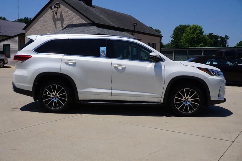 Toyota Highlander Vehicle Full-screen Gallery Image 02