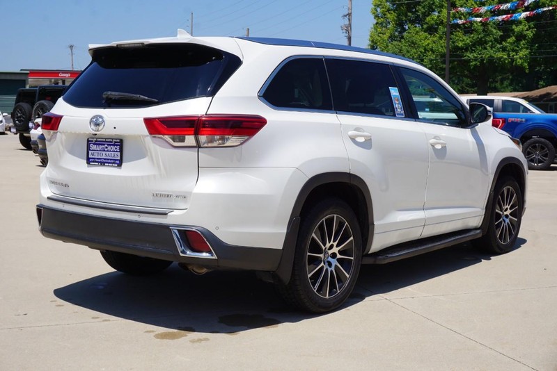 Toyota Highlander Vehicle Full-screen Gallery Image 03