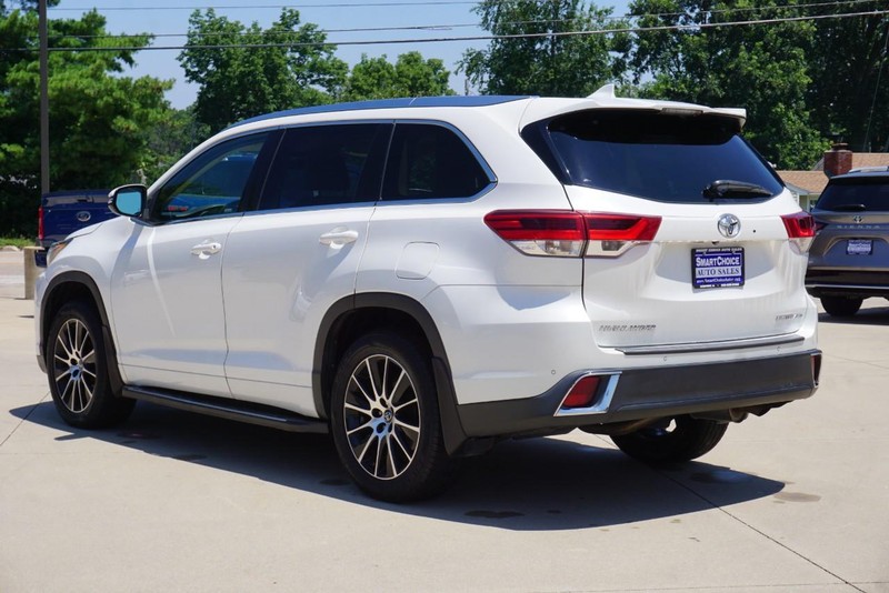 Toyota Highlander Vehicle Full-screen Gallery Image 05