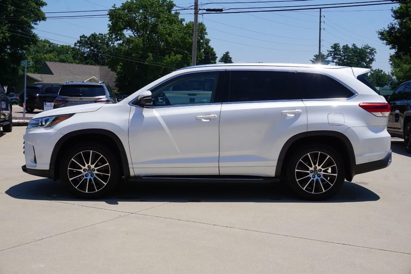 Toyota Highlander Vehicle Full-screen Gallery Image 06
