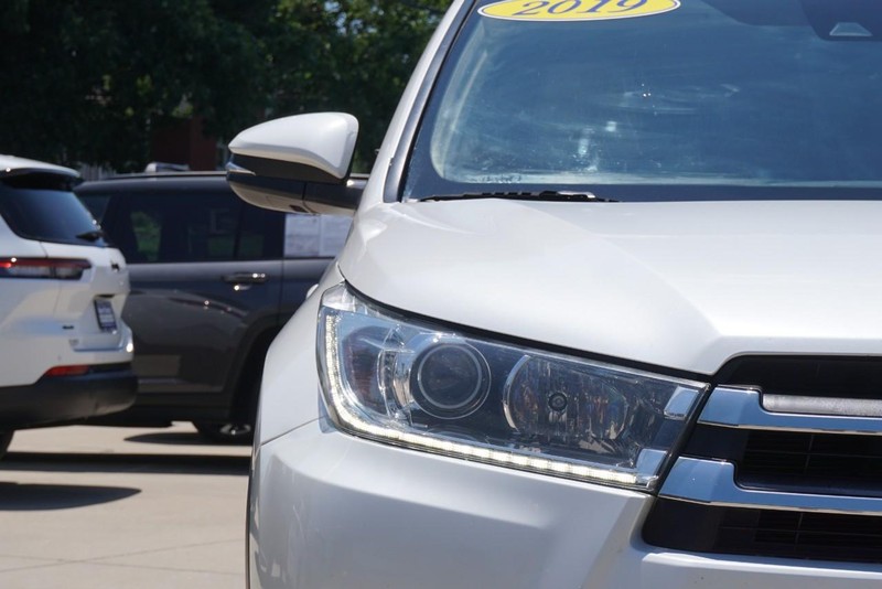Toyota Highlander Vehicle Full-screen Gallery Image 09