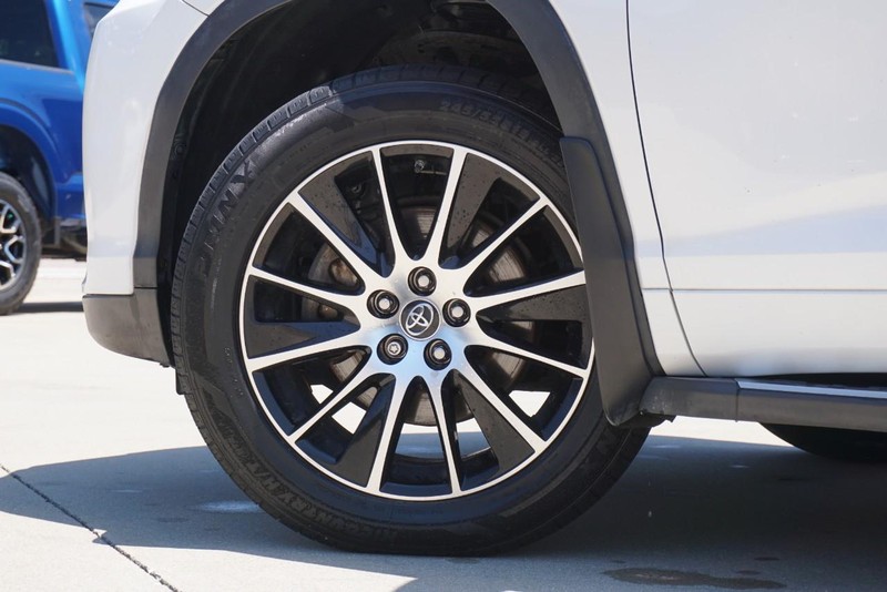 Toyota Highlander Vehicle Full-screen Gallery Image 15
