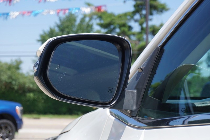 Toyota Highlander Vehicle Full-screen Gallery Image 17