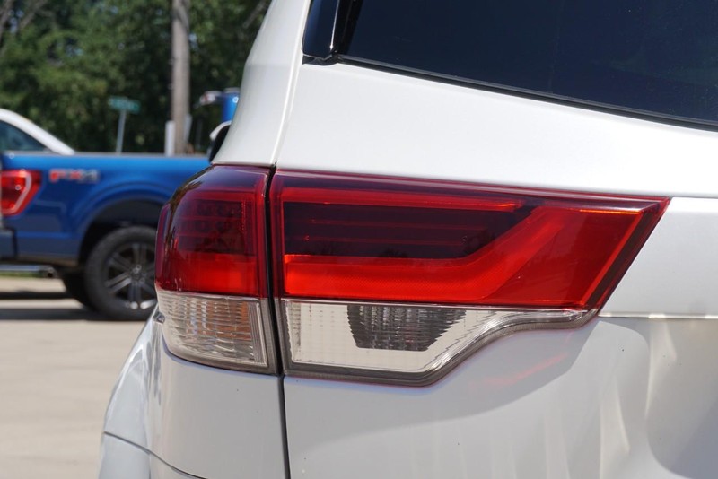 Toyota Highlander Vehicle Full-screen Gallery Image 18