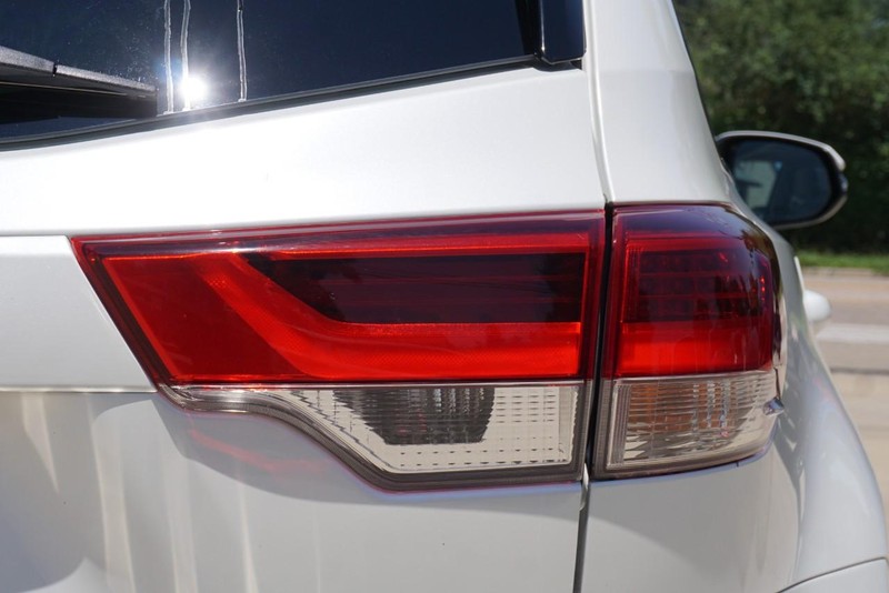 Toyota Highlander Vehicle Full-screen Gallery Image 19