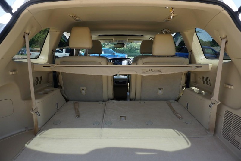 Toyota Highlander Vehicle Full-screen Gallery Image 22