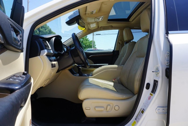 Toyota Highlander Vehicle Full-screen Gallery Image 23