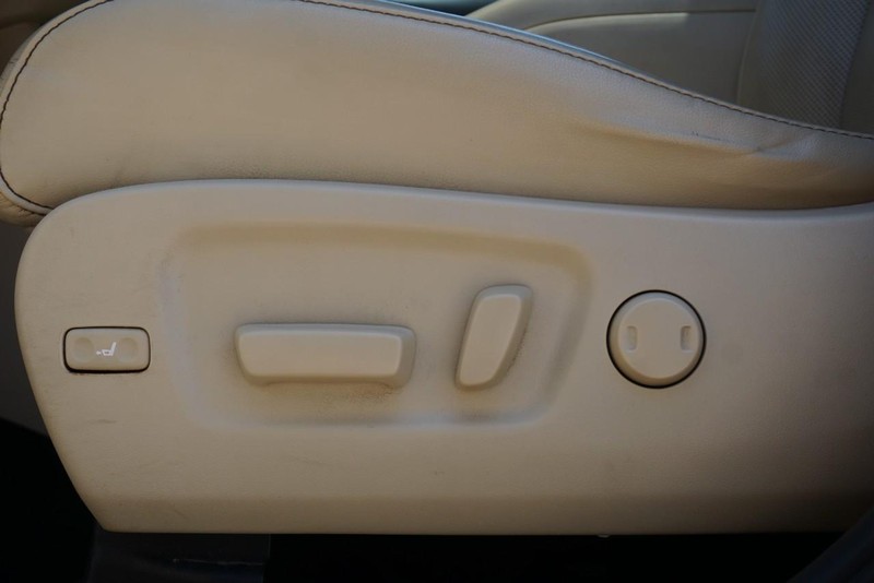 Toyota Highlander Vehicle Full-screen Gallery Image 24