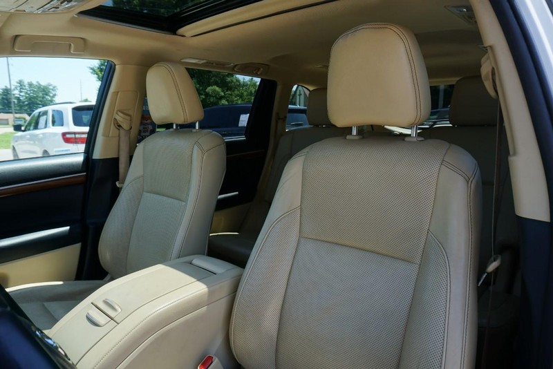 Toyota Highlander Vehicle Full-screen Gallery Image 25