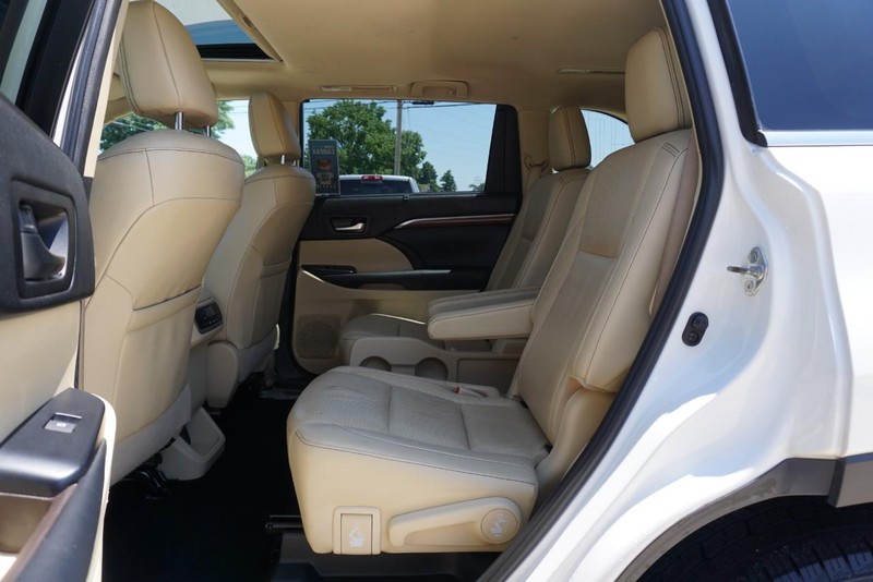 Toyota Highlander Vehicle Full-screen Gallery Image 26