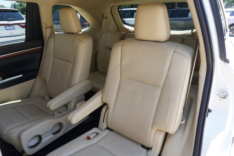 Toyota Highlander Vehicle Full-screen Gallery Image 27