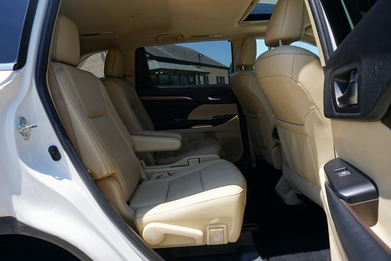 Toyota Highlander Vehicle Full-screen Gallery Image 29