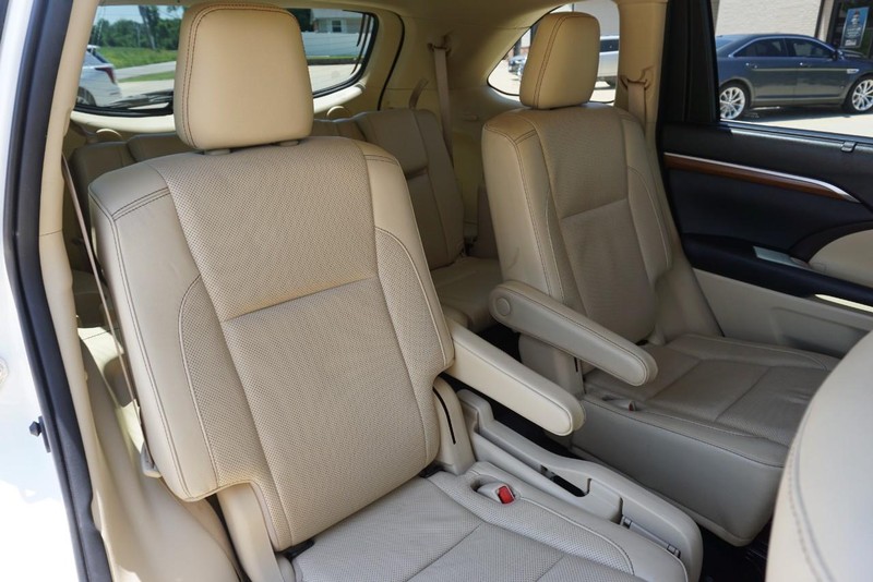 Toyota Highlander Vehicle Full-screen Gallery Image 30
