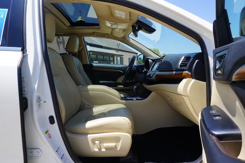 Toyota Highlander Vehicle Full-screen Gallery Image 32
