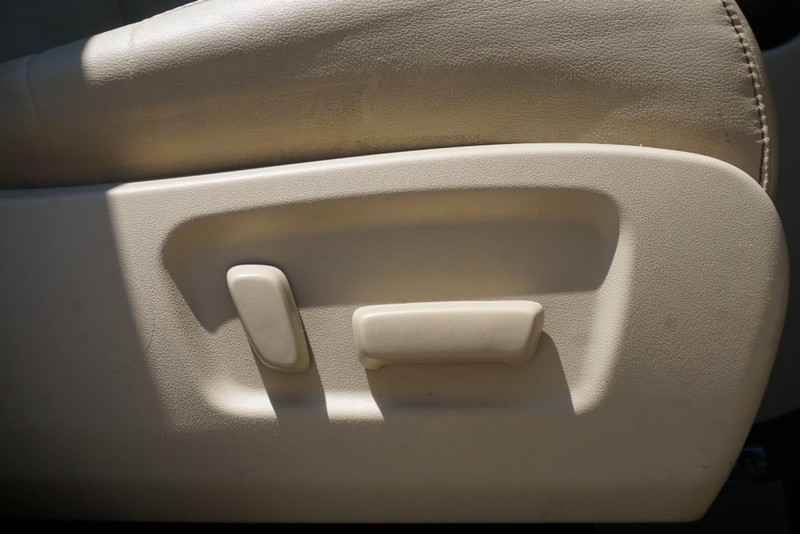 Toyota Highlander Vehicle Full-screen Gallery Image 33