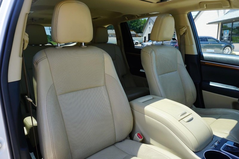 Toyota Highlander Vehicle Full-screen Gallery Image 34