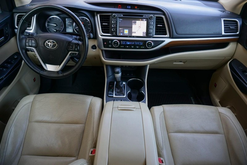 Toyota Highlander Vehicle Full-screen Gallery Image 35