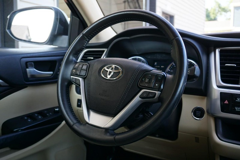 Toyota Highlander Vehicle Full-screen Gallery Image 36