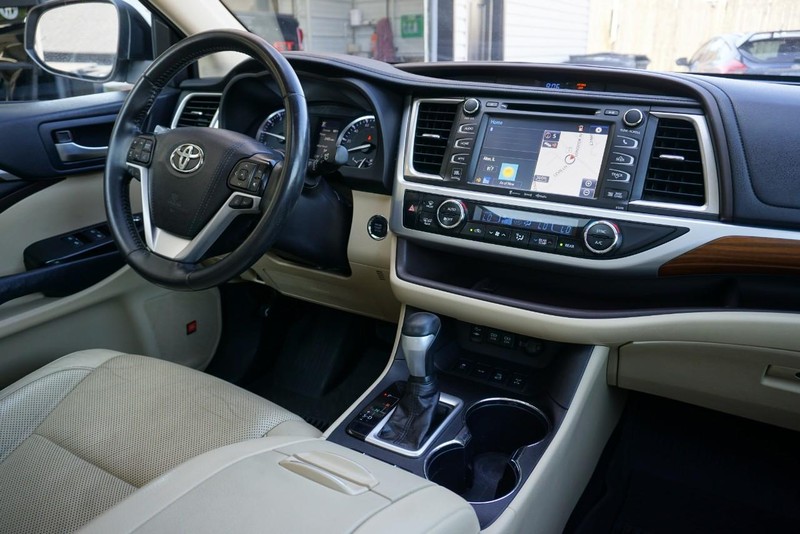 Toyota Highlander Vehicle Full-screen Gallery Image 39