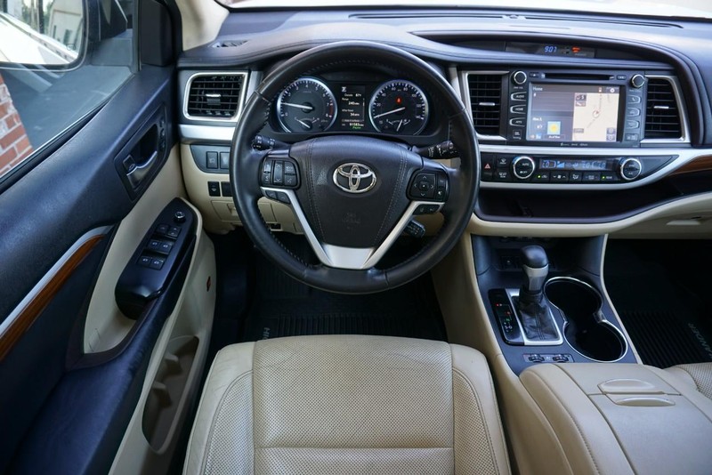 Toyota Highlander Vehicle Full-screen Gallery Image 40