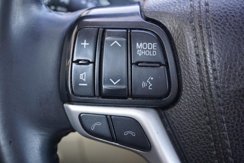 Toyota Highlander Vehicle Full-screen Gallery Image 41