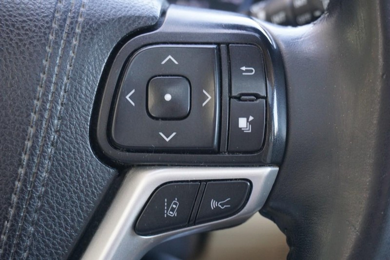Toyota Highlander Vehicle Full-screen Gallery Image 42