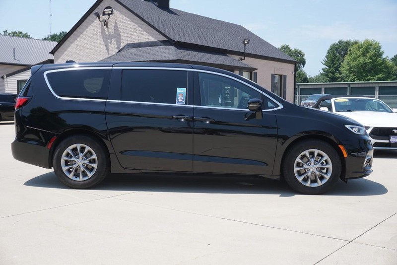 Chrysler Pacifica Vehicle Full-screen Gallery Image 02