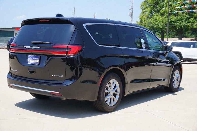 Chrysler Pacifica Vehicle Full-screen Gallery Image 03