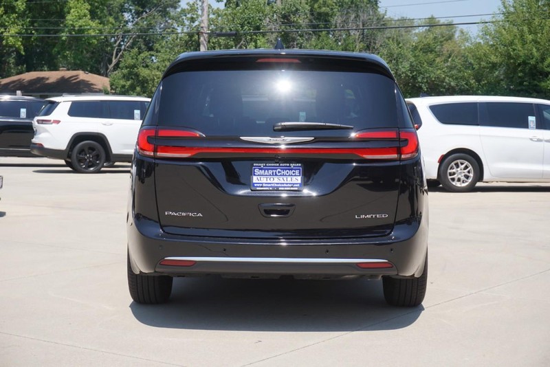 Chrysler Pacifica Vehicle Full-screen Gallery Image 04