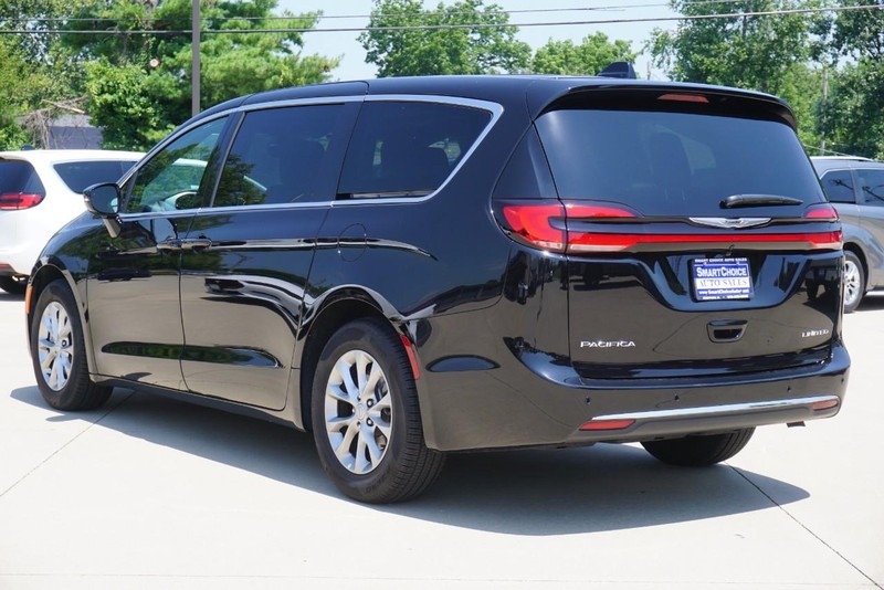 Chrysler Pacifica Vehicle Full-screen Gallery Image 05