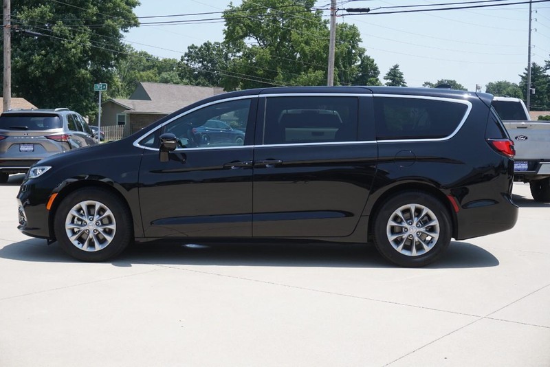 Chrysler Pacifica Vehicle Full-screen Gallery Image 06