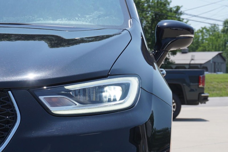 Chrysler Pacifica Vehicle Full-screen Gallery Image 10