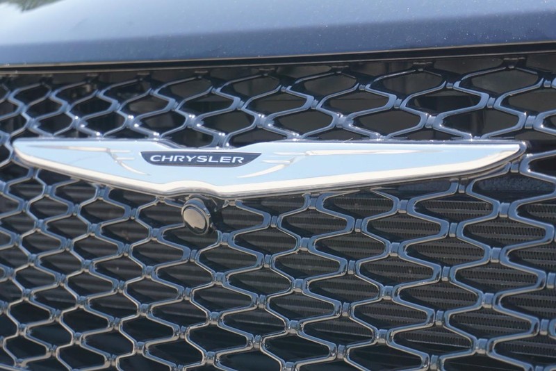 Chrysler Pacifica Vehicle Full-screen Gallery Image 11