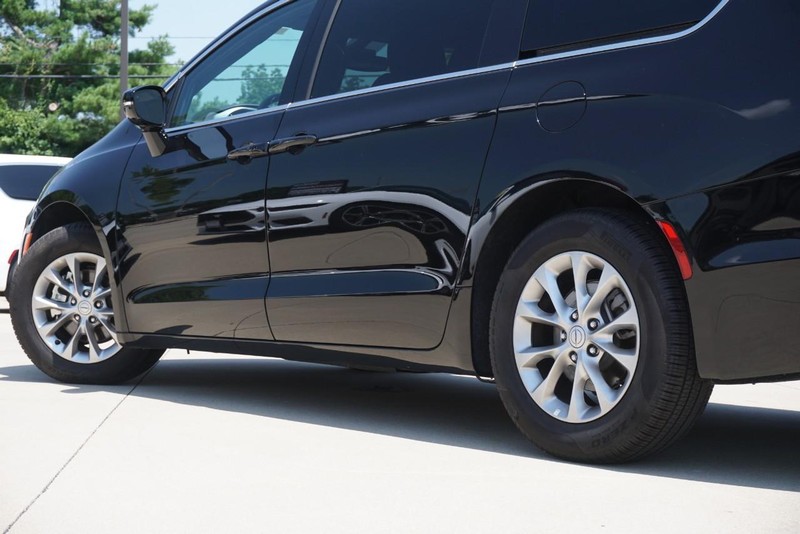 Chrysler Pacifica Vehicle Full-screen Gallery Image 13