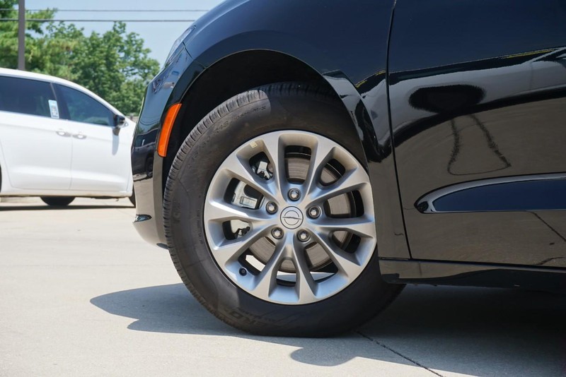 Chrysler Pacifica Vehicle Full-screen Gallery Image 14