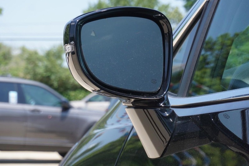 Chrysler Pacifica Vehicle Full-screen Gallery Image 15