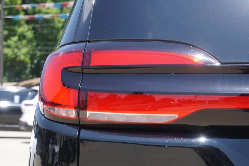 Chrysler Pacifica Vehicle Full-screen Gallery Image 16