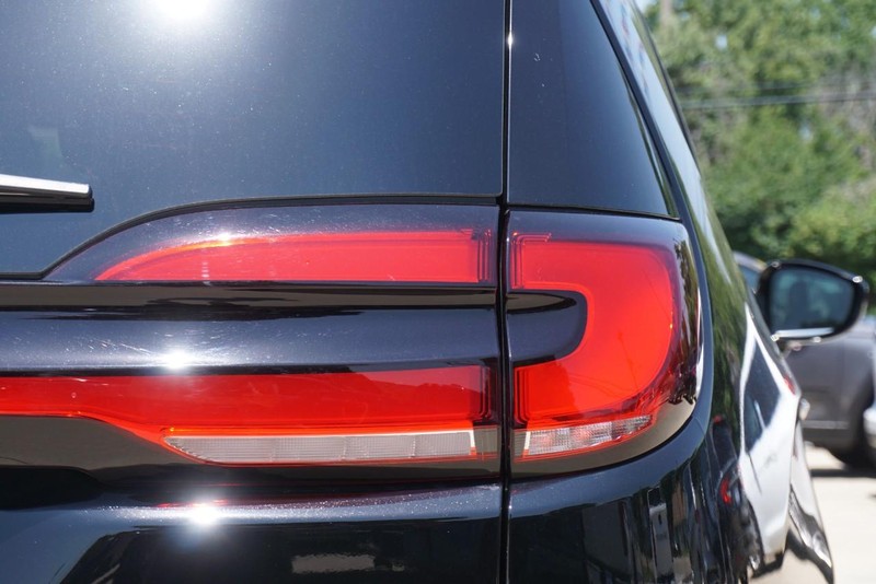 Chrysler Pacifica Vehicle Full-screen Gallery Image 17