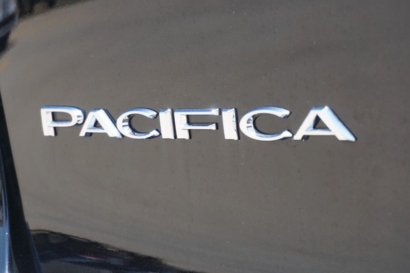 Chrysler Pacifica Vehicle Full-screen Gallery Image 18