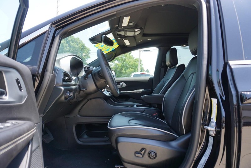 Chrysler Pacifica Vehicle Full-screen Gallery Image 22