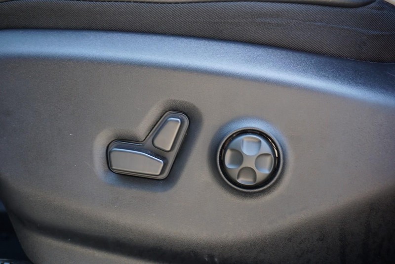Chrysler Pacifica Vehicle Full-screen Gallery Image 23