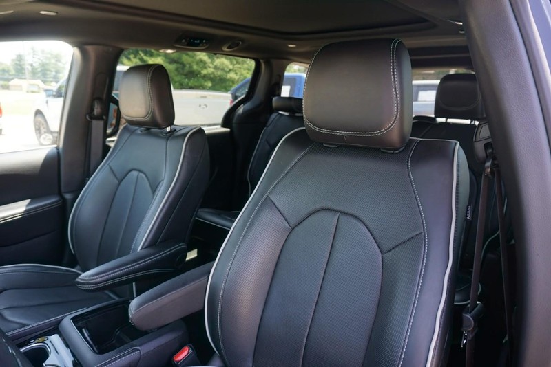 Chrysler Pacifica Vehicle Full-screen Gallery Image 24