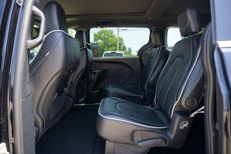 Chrysler Pacifica Vehicle Full-screen Gallery Image 25