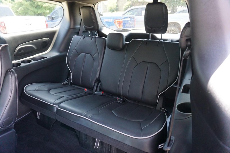 Chrysler Pacifica Vehicle Full-screen Gallery Image 27