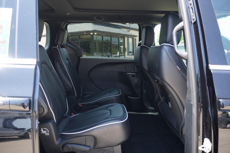 Chrysler Pacifica Vehicle Full-screen Gallery Image 28